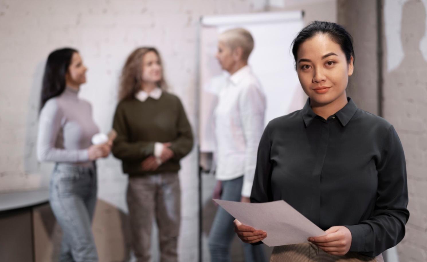 Teilnehmer arbeiten gemeinsam an Finanzplänen in modernem Seminarraum